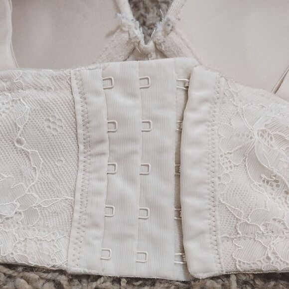 Cacique Women’s Beige Cream Size 44D Adjustable Strap Lace Design Bra - Picture 4 of 11